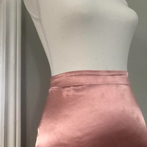 PrettyLittleThing pink satin mini skirt - Picture 3 of 3
